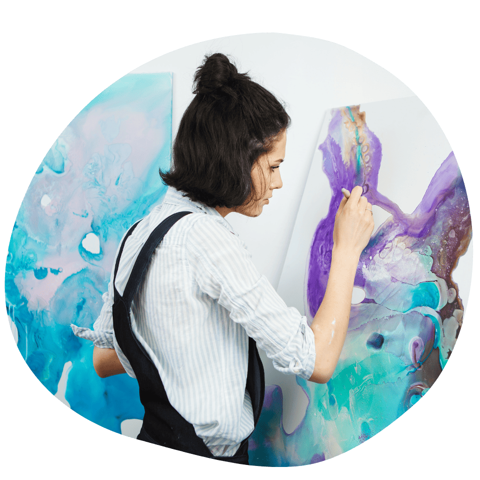 Mujer pintando lienzo en azules