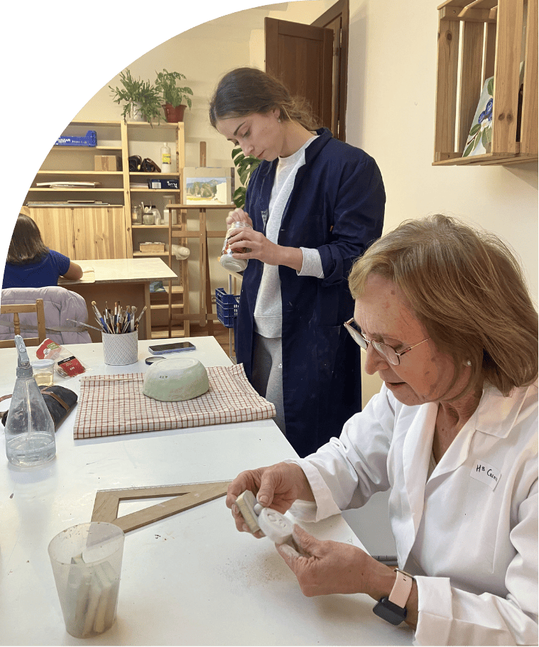 Mujeres haciendo cerámica