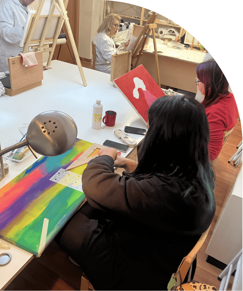Mujeres pintando lienzo