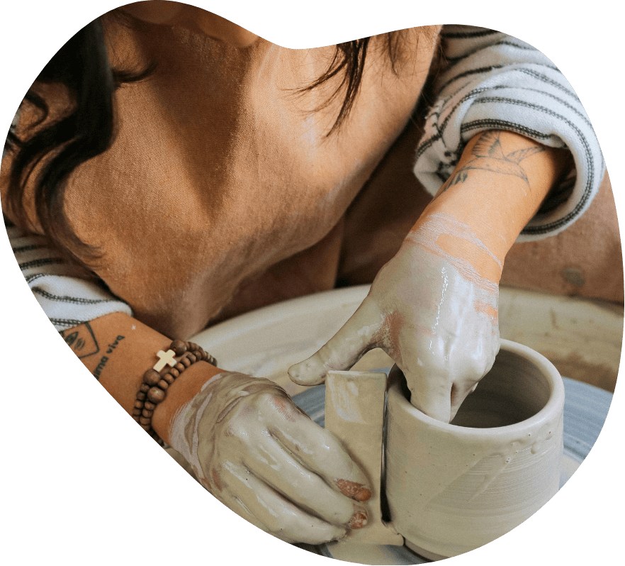 Mujer haciendo pote de cerámica