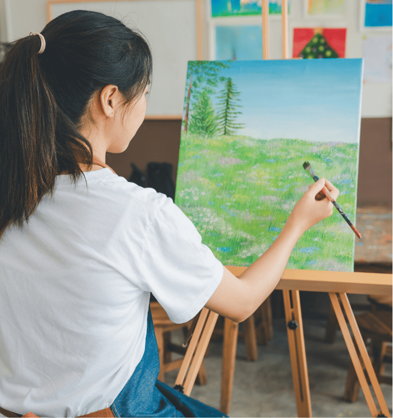 Mujer pintando lienzo